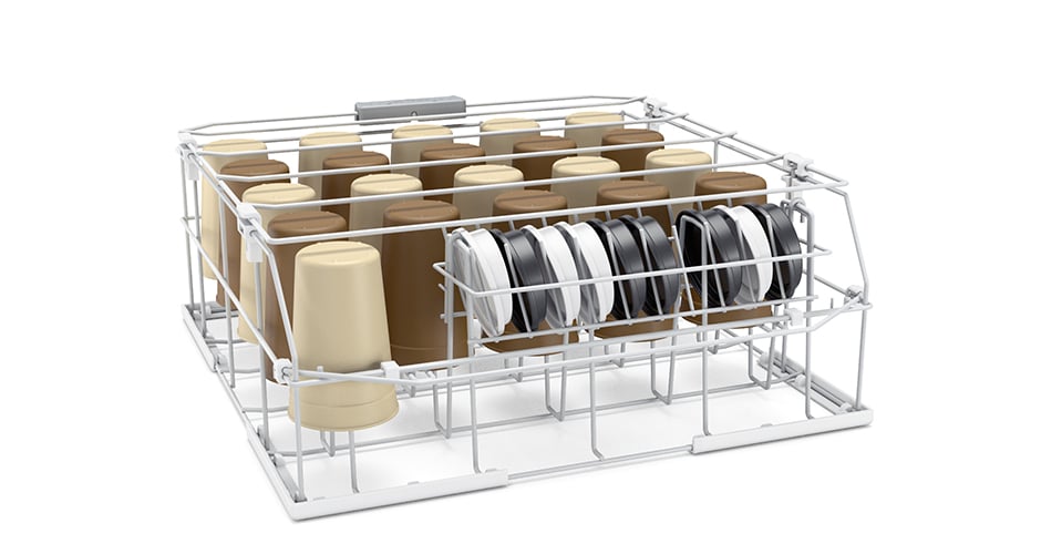 Spülkorb mit Mehrwegbechern und -deckeln aus Kunststoff. (Quelle: Winterhalter)