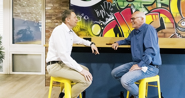 Achim Herrmann (l.) und Gerd Schulte-Terhusen, Nachfolger und Vorgänger als Abteilungsleiter Hochschulgastronomie des Studierendenwerks Essen-Duisburg, im Gespräch. (Quelle: Lea Bräuer/Studierendenwerk Essen-Duisburg).