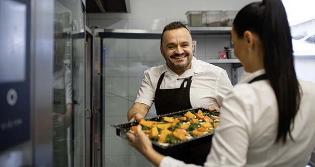 In der neuen Ausbildungsordnung, gültig ab August 2022, erhält die vegetarisch-vegane Kochasubildung mehr Platz. (Quelle: Colourbox.de)