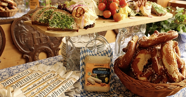 Brotzeit mit Weißwurst im Hofbräu Zelt auf der Wiesn