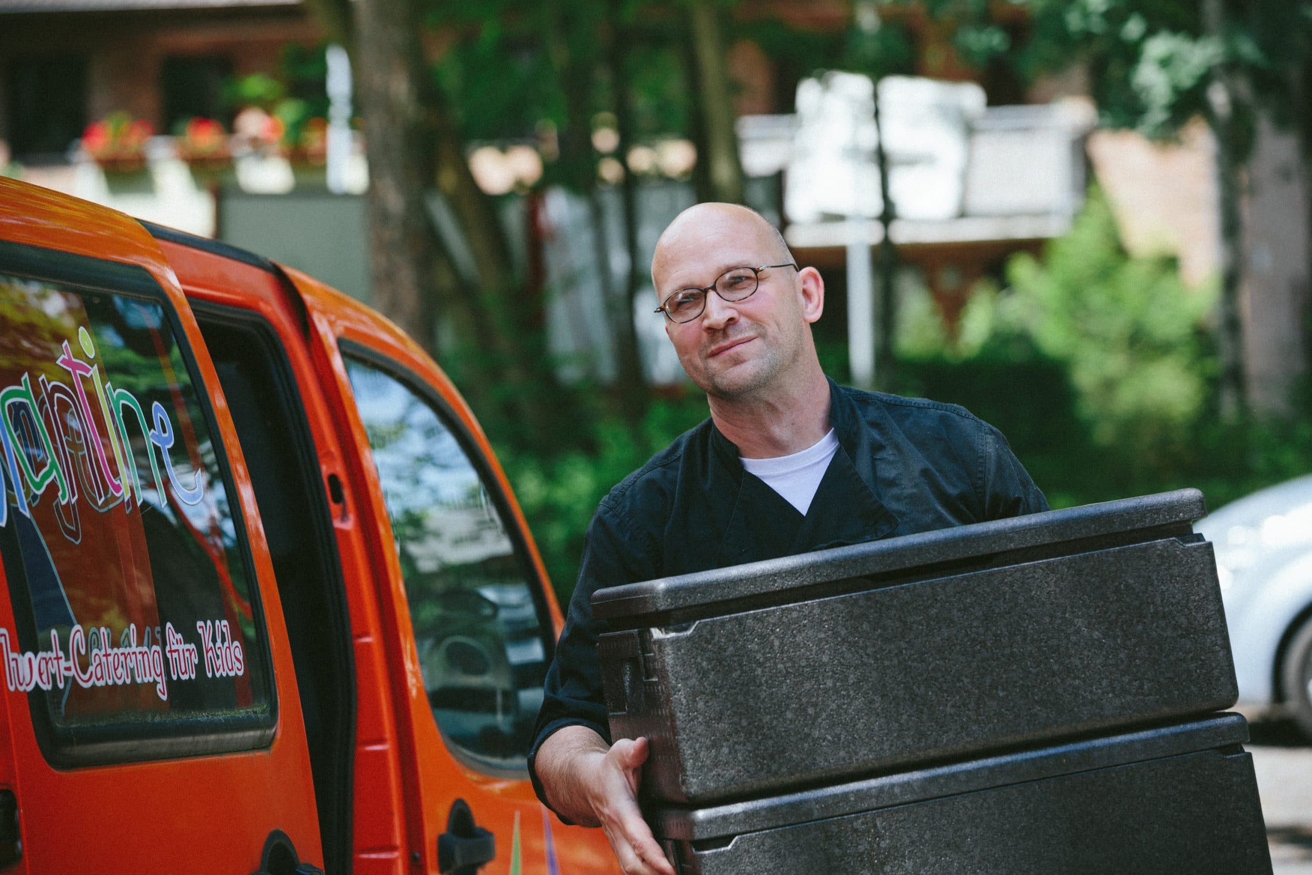 Die Zwergenkantine liefert ihre Speisen mit E-Lkw aus.