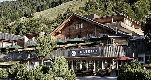 Außenansicht des Hotel Hubertus Mountain Refugio Allgäu.