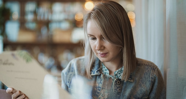 Mit einer geschickten optischen Gestaltung der Veggie-Speisekarte, lässt sich der Absatz vegetarisch-veganer Gerichte gezielt steigern.