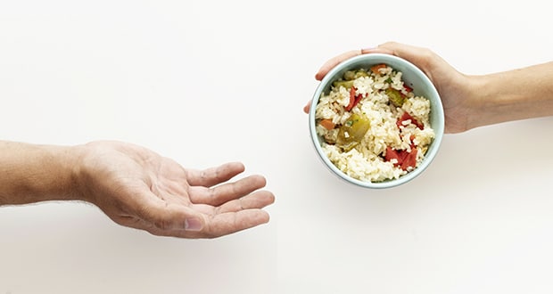 Damit übrige Speisen nicht in der Tonne landen, können Gastronomen Lebensmittel spenden. Was gilt es hierbei zu beachten?