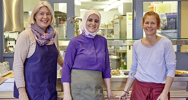 Daniela Fabricius (r.) mit Kolleginnen des Küchenteams der Freien Waldorschule Wetterau.