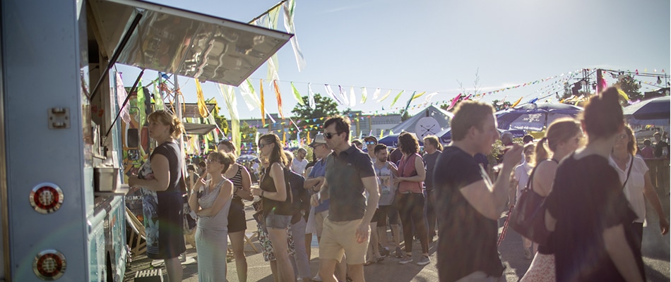 Viele Gäste tummeln sich bei schönem Wetter auf dem Foodtruck-Festival in Fürstenfeldbruck. (Quelle: Anne Kaiser Photography)