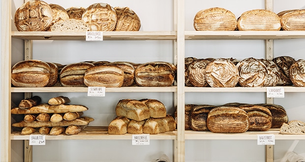 Auslage in der Gorilla Bäckerei in Berlin mit verschiedenen Broten.