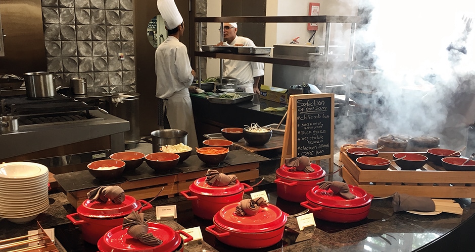 Induktionsplatten von Gastros Switzerland halten das Buffet warm. (Quelle: Gastros Switzerland)