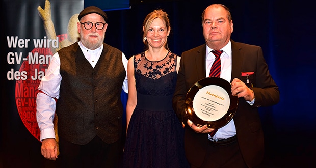 Preisträger des Goldenen Teller 2019 für das Lebenswerk: Wilfried Hänchen, Inhaber der UG Hänchen (r.), mit Claudia Kirchner, Chefredakteurin des GVMANAGER, und Dr. Michael Polster, Vorsitzender des DNSV (l.).