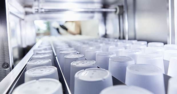 Mehrwegbecher aus Kunststoff lassen sich dank individueller Lösungen von Meiko ganz einfach spülen.