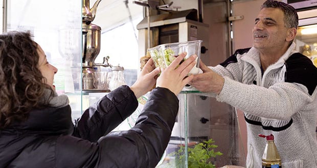 Wie der Umgang mit Mehrwegsystemen in der Gastronomie funktioniert, zeigt ein Projekt der Kampagne „Mehrweg statt Einweg – Müllreduzierung im Lebendigen Zentrum Turmstraße“.