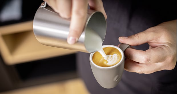 Der perfekte Milchschaum für Latte Art kann auch mit Pflanzendrinks gelingen. Was es beim Einsatz von Milchalternativen zu beachten gilt.