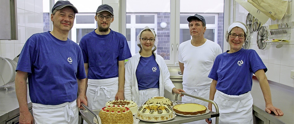 Mitarbeiter der Konditorei von der Lebenshilfe Heinsberg e. V. mit Torten (Quelle: Lebenshilfe Heinsberg e. V.)
