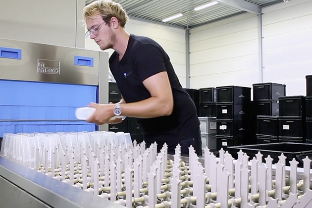 Mehrwegangebotspflicht ab 2023: Wer Mehrweg anbieten muss, ob mit Pfand, und wie eine hygienische Reinigung gelingt, zeigt ein Videotutorial.