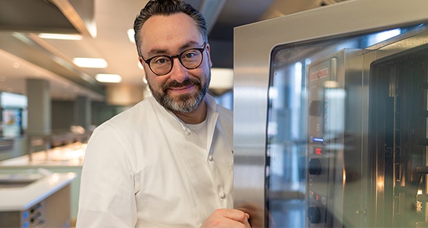 Miguel-Angel Contreras y Schaffeld, Küchenchef im Betriebsrestaurant des TÜV Rheinland in Köln, wirkt u. a. in der Videoreihe Miguel kocht mit.