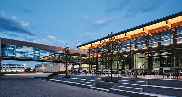 Außenansicht der Betriebsgastronomie von Viessmann. (Quelle: Joachim Grothus/Reisner+Frank)