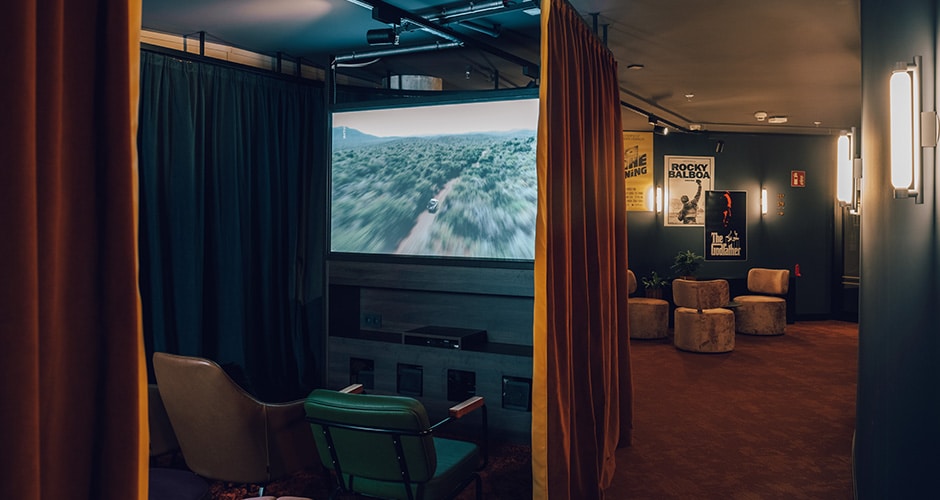 Das Revo München hat im Dezember als neuer Treffpunkt der Stadt eröffnet – mit Kino, Co-Working und Eventlocation.