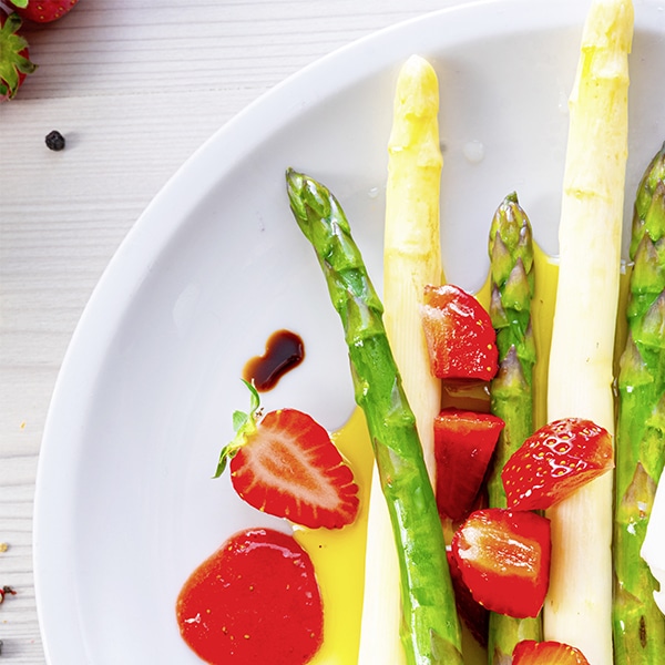 Spargel kombiniert mit Erdbeeren