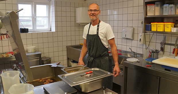 Inhaber Tom Scharbert von TOM Catering betont im Interview, dass Schulessen auch immer eine Frage des Preises ist.