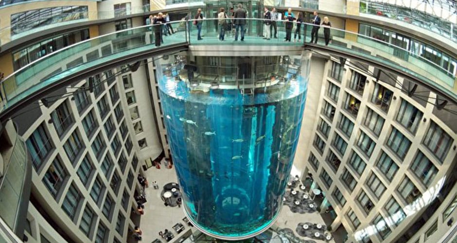 Am Morgen des 16. Dezember 2022 platzte der Aquadom in einem Berliner Hotel. Dabei wurden zwei Personen verletzt.