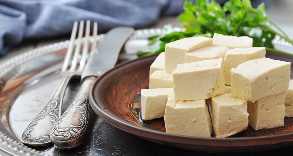 Roher Naturtofu kann ebenso verzehrt werden wie das gegarte Produkt. (Quelle: Tetiana Vitsenko/Colourbox.de)