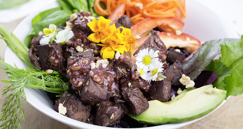 Dass für Jackfruit, Erbsenprotein und Co. sehr wohl Platz in der Seniorenernährung ist, beweist Dominik Schad vom Münchenstift im Interview.