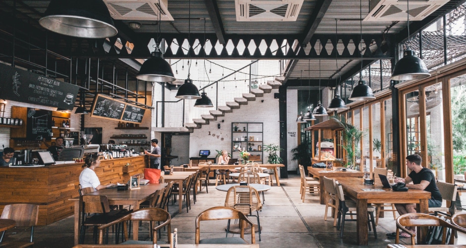 Gegenüber dem ersten Quartal 2019, also vor Ausbruch der Pandemie, ist der Gastgewerbeumsatz von Januar bis März real um 12,5 Prozent gesunken.