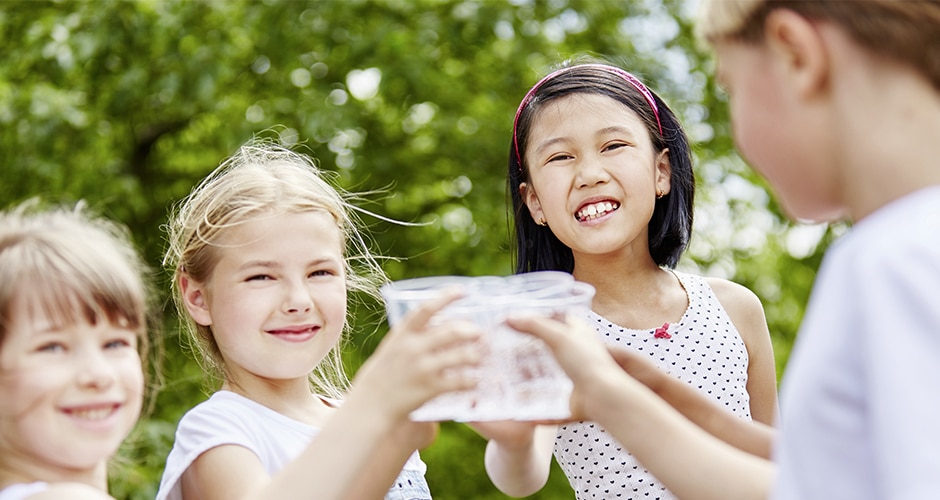 Warum Trinken oberste Priorität im Kita- und Schulalltag haben sollte und wie man dieses fördert, erklärt Dr. Alexa Iwan.