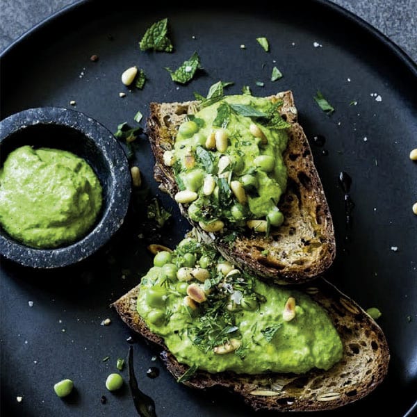 Ein frischer Impuls für Bowls, Brot oder Büffet. Das Erbsenpesto passt auch zu Pasta oder Gnocchi.