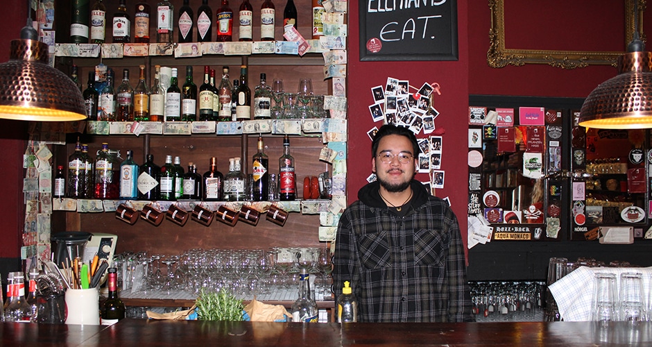 Alfred hat Chemie studiert und nebenbei im Bodhi als Servicekraft gearebeitet.