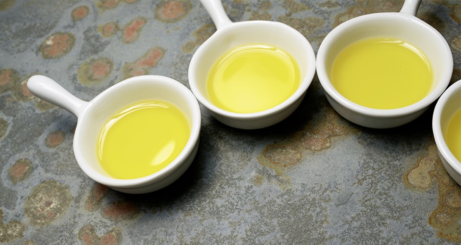 Speiseöle im Vergleich – welches eignet sich wofür: Tipps zum Umgang mit Öl. (Quelle: Colourbox.de)