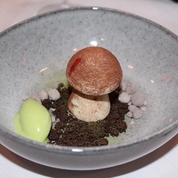 Das Dessert Fichtensprosse ahmt einen auf Waldboden wachsenden Pilz nach.