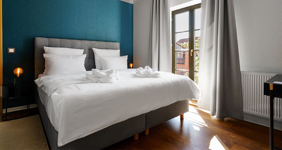 Das Hotel Waren an der Müritz setzt bei der gestaltung seiner Zimmer auf gesetzte Töne, wie sie zur Entstehungszeit des Gebäudes in Mode waren.