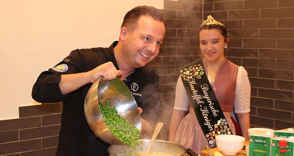 Fran Schned kocht vor den Augen der Teilnehmer und gibt Tipps zum Zubereiten der Kartoffel.