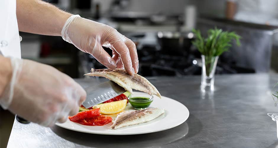 In der KOALA-Studie untersucht die BGN, wie häufig Nahrungsmittelallergien im Kochberuf vorkommen und wen sie am häufigsten betreffen.