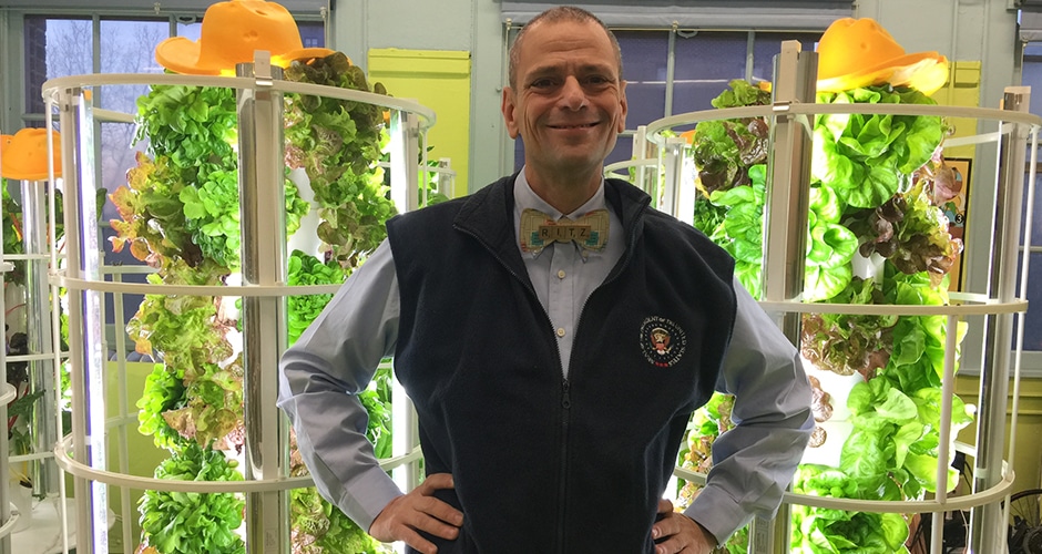 Das Projekt Green Bronx Machine schafft mit Vertical Farming Perspektiven für benachteiligte Schüler. Gründer Stephen Ritz im Interview.