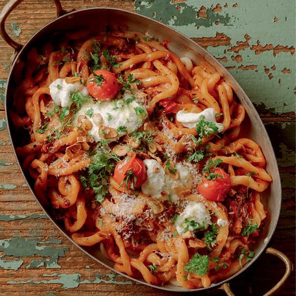 Handgemachte dicke Pasta mit Fenchel, Knoblauch und getrockneten Tomaten