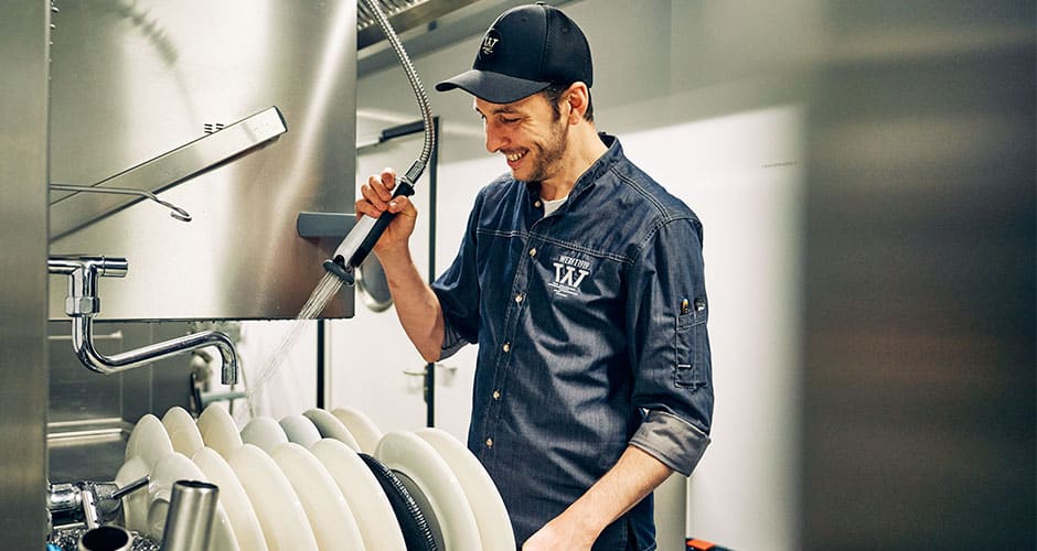 Wie mit einfachen Maßnahmen die Energiekosten in der Spülküche gesenkt werden, erklären diese 6 Tipps zum energiesparenden Spülen. (Quelle: Winterhalter Gastronom GmbH)