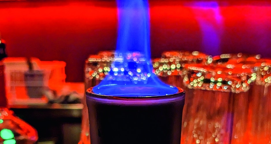 Der Flaming Moe Drink ist aus der Serie The Simpsons bekannt - ein offizielles Rezept dazu gibt es nicht. Die Trinktime Redaktion hat ihn als XL Shot interpretiert. (Quelle: Teodorescu)