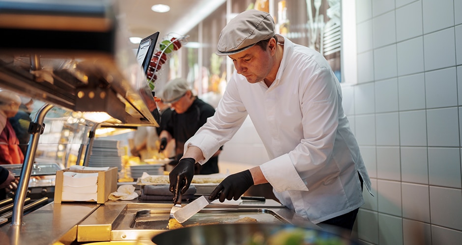 Ronny Loll legte beim Meiko Kantinen-Takeover an der Ausgabe selbst Hand an.