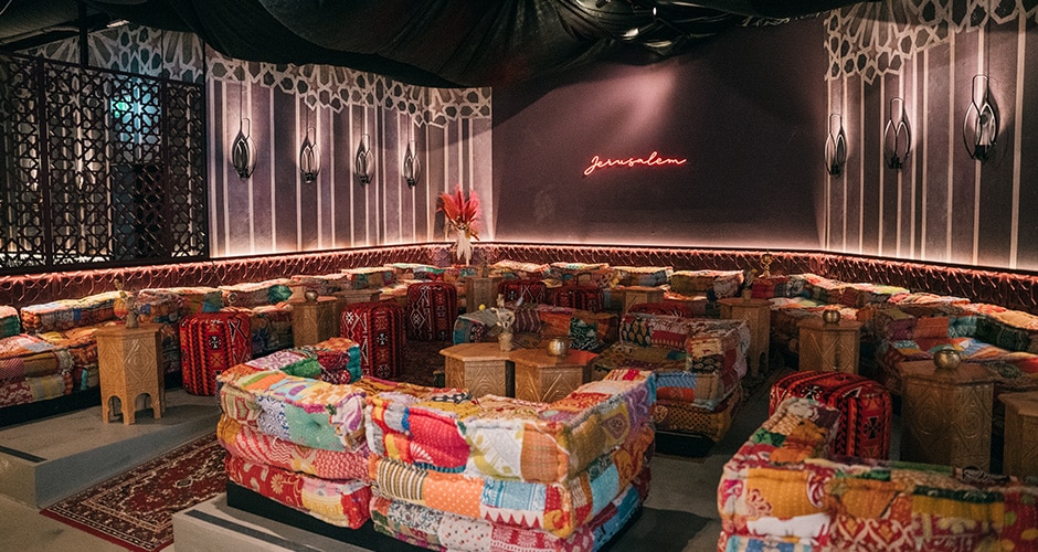 Die Jerusalem-Lounge ist ein Bereich zum Verweilen und Drinks genießen vor oder nach dem Essen.