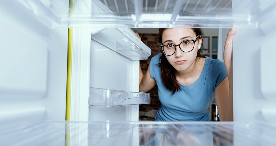 Eine Stellungnahme zur Ernährungsarmut in Deutschland, die an Cem Özdemir überreicht wurde, fordert politisches Handeln.