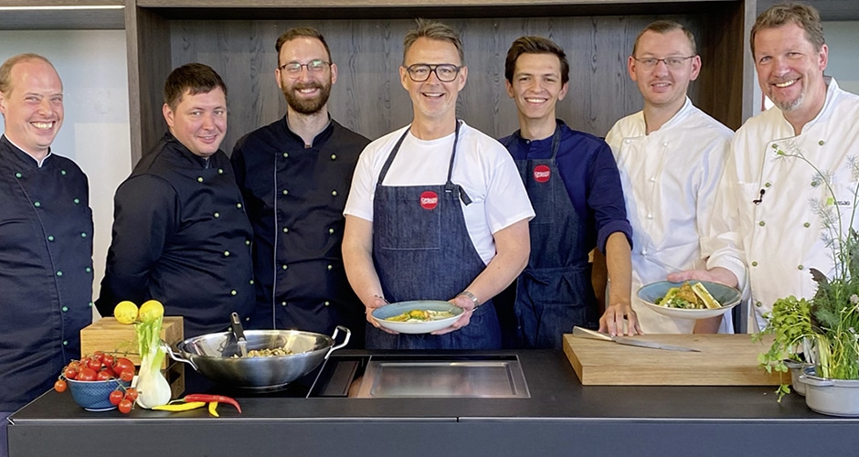 Holger Stromberg und Florian Feneberg (Mitte) mit dem Wisag Catering Projektteam und Dieter Kobusch, Gastronomieleiter im Hause 50Hertz (re.), im Organic Garden Nutrition Studio in Hergolding bei München. (Quelle: Organic Garden)