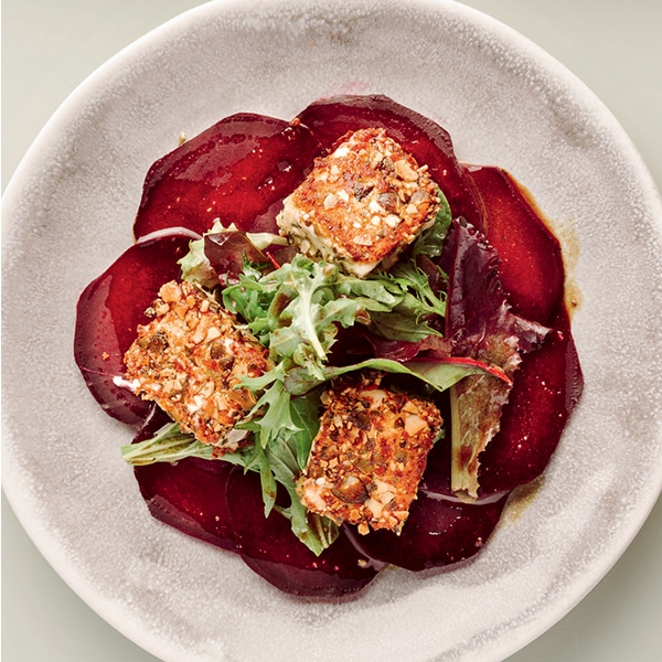 Rote Bete Ofenknolle mit Feta in Kürbiskernpanade