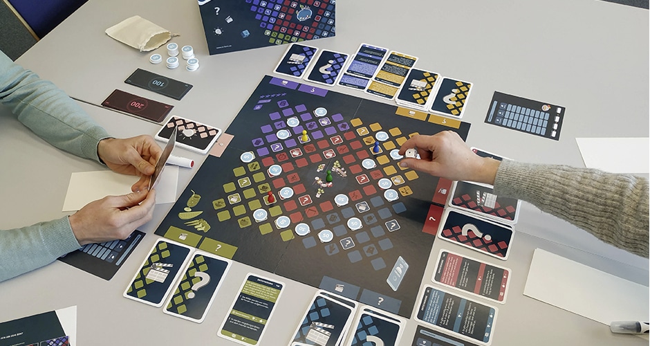 Mittels dem interaktiven Brettspiel namens Vision Mensa widmen sich Schulklassen spielerisch dem Thema nachhaltige Schulverpflegung – inklusive Akszeptanzsteigerung durch aktive Beteiligung.