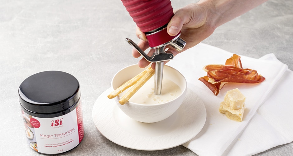Anrichten der Parmesanschaumsuppe, zubereitet mit dem Magic Texturizer und dem iSi Gourmet Whip aus dem Hause iSi.