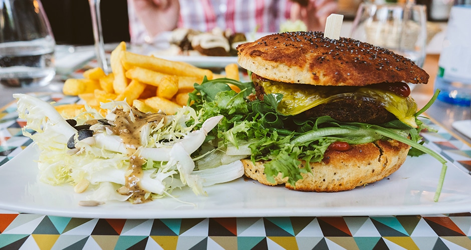 Betriebe der Systemgastronomie können künftig das V-Label erhalten. Mit neuen Bausteinen geht die Lizenzierung auf die Ansprüche in Gastro-Küchen ein.
