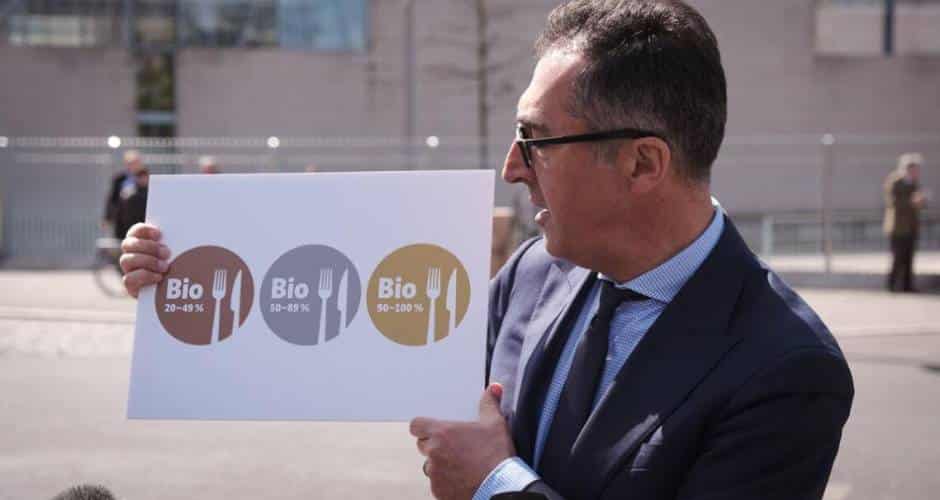 Cem Özdemir präsentiert seinen Entwurf für ein neues Bio-Label.