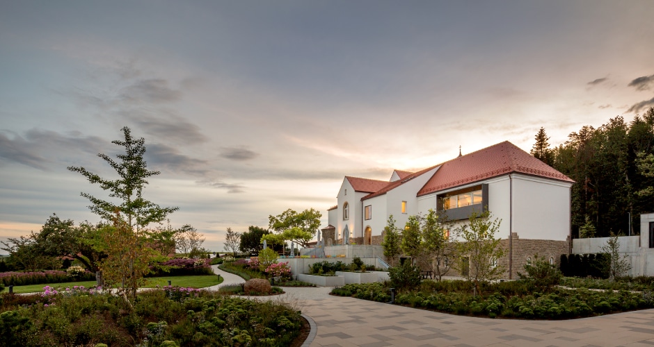 Das 120 Jahre alte Kloster auf dem Firmengelände des Bauunternehmens Josef Rädlinger, umringt vom Kloster- und Gemüsegarten, beheimatet das in 2019 neu eröffnete Betriebsrestaurant.