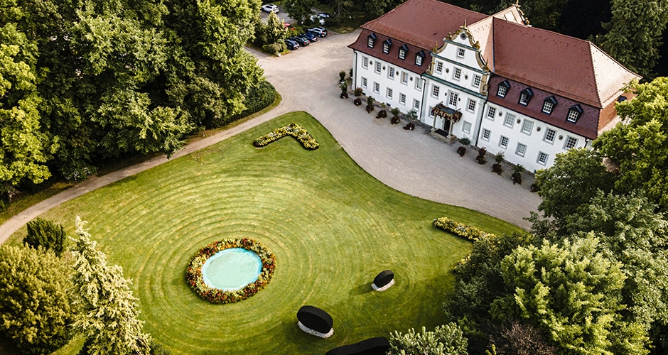 Das Jagdschloss ist der Kern der Anlage, jedoch nur eines der Häuser, die zum Wald & Schlosshotel Friedrichsruhe gehören.